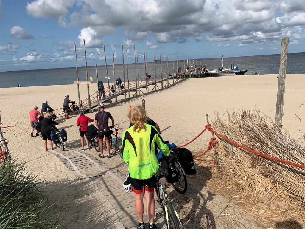 Fietsers op de steiger richting het waddenveer tussen Texel en Vlieland