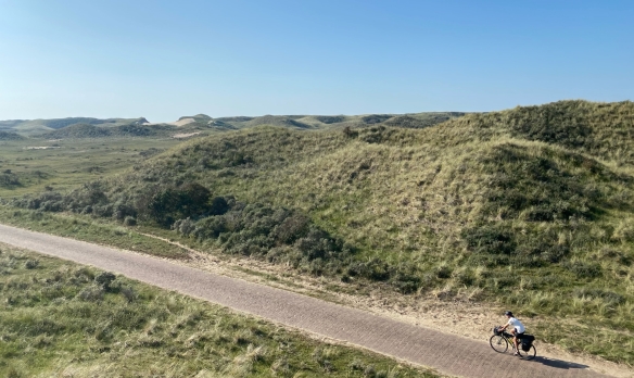 foto Castricum Noord-Holland fietser door duinen